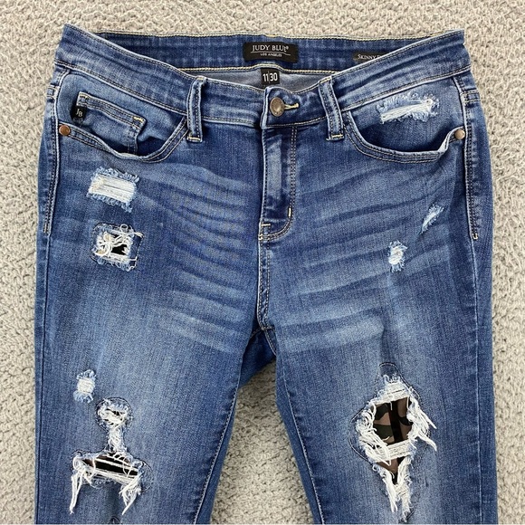 Judy Blue Medium Wash Distressed Skinny Jeans with Camo Print Patch Size 11/30 - Picture 2 of 15